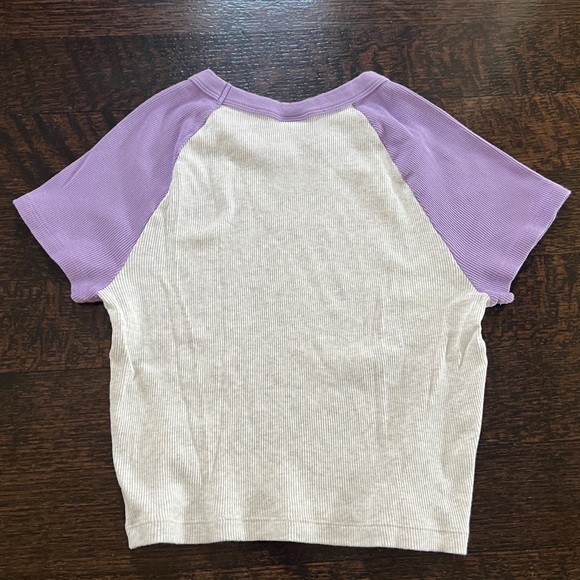 Aritzia - TNA Cropped Grey T-Shirt with Purple Sleeves - Picture 3 of 4